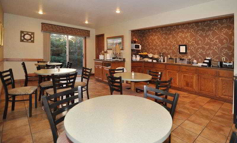 RiverTree Inn & Suites
