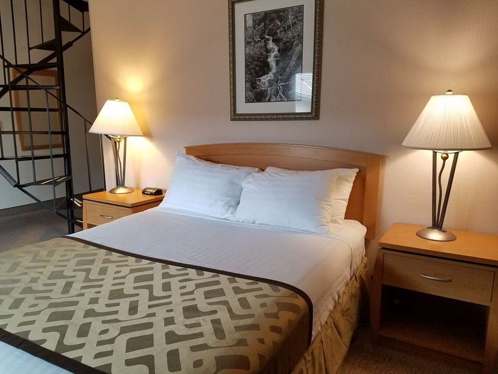 RiverTree Inn & Suites