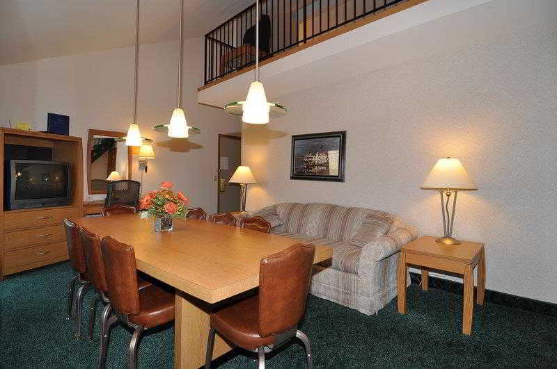 RiverTree Inn & Suites