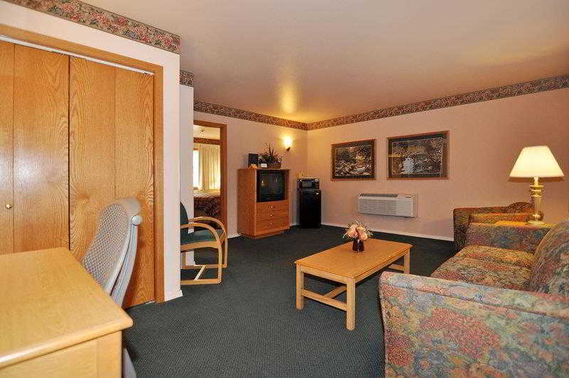 RiverTree Inn & Suites
