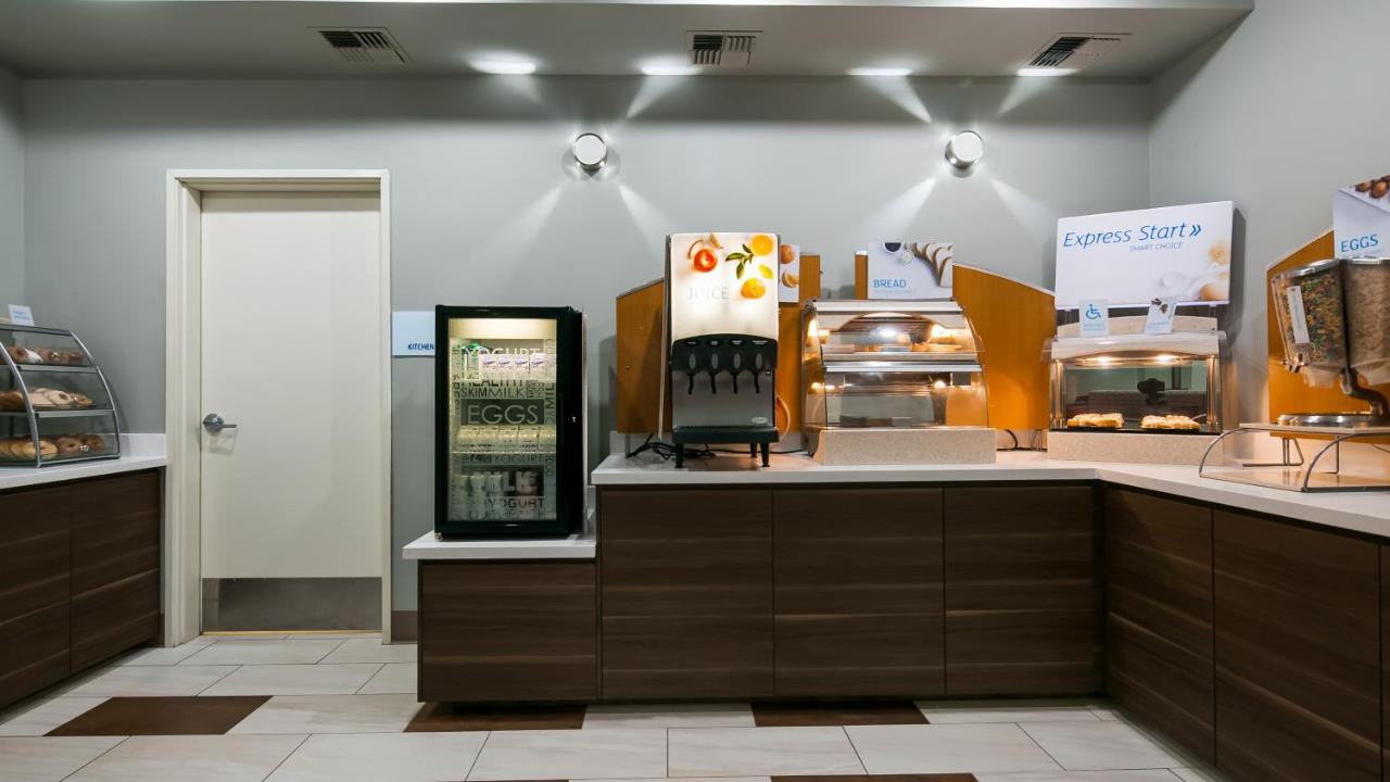 Holiday Inn Express & Suites Everett