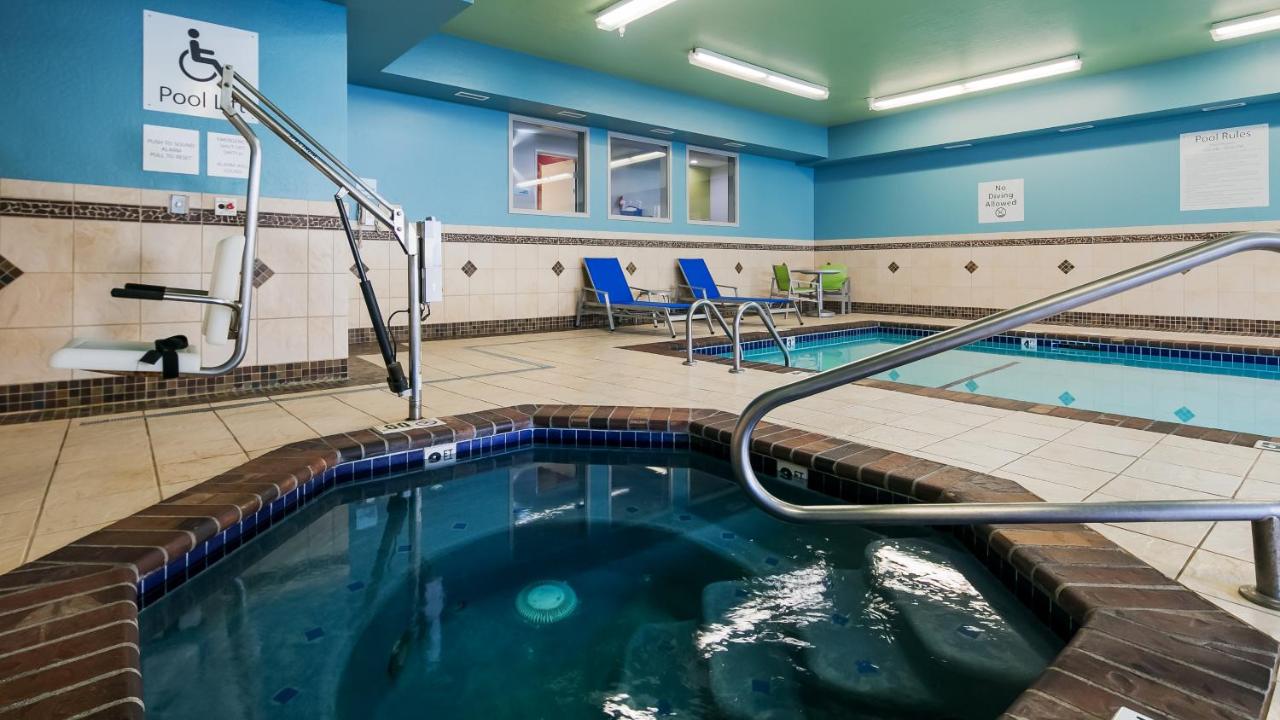 Holiday Inn Express & Suites Everett