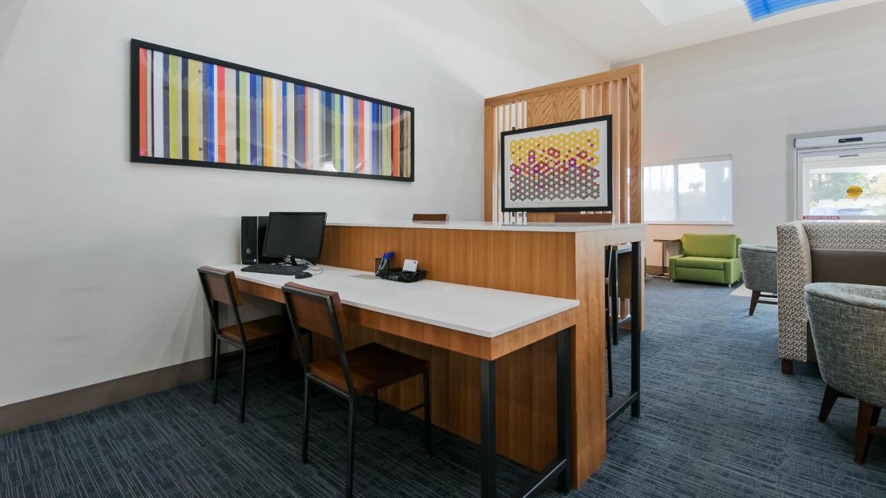Holiday Inn Express & Suites Everett