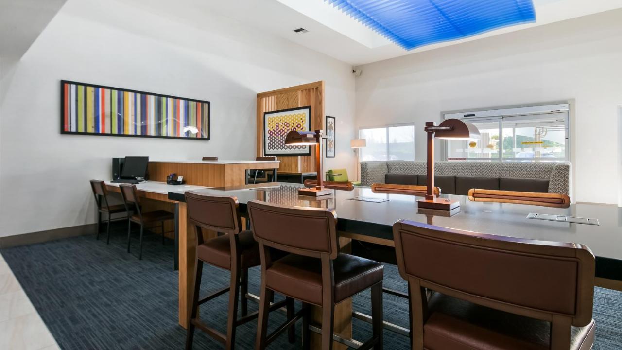 Holiday Inn Express & Suites Everett