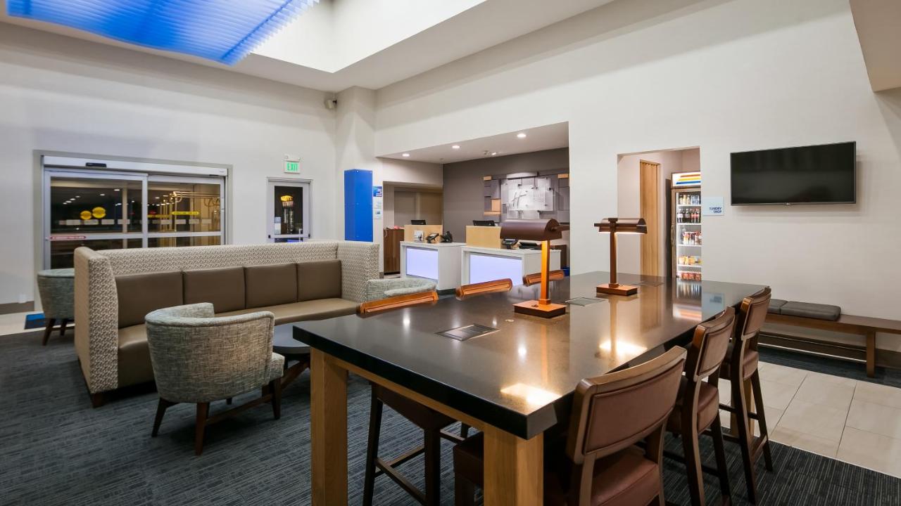 Holiday Inn Express & Suites Everett