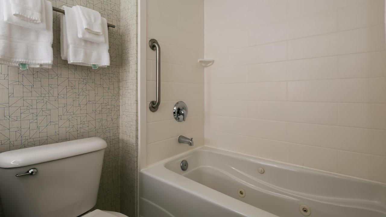 Holiday Inn Express & Suites Everett