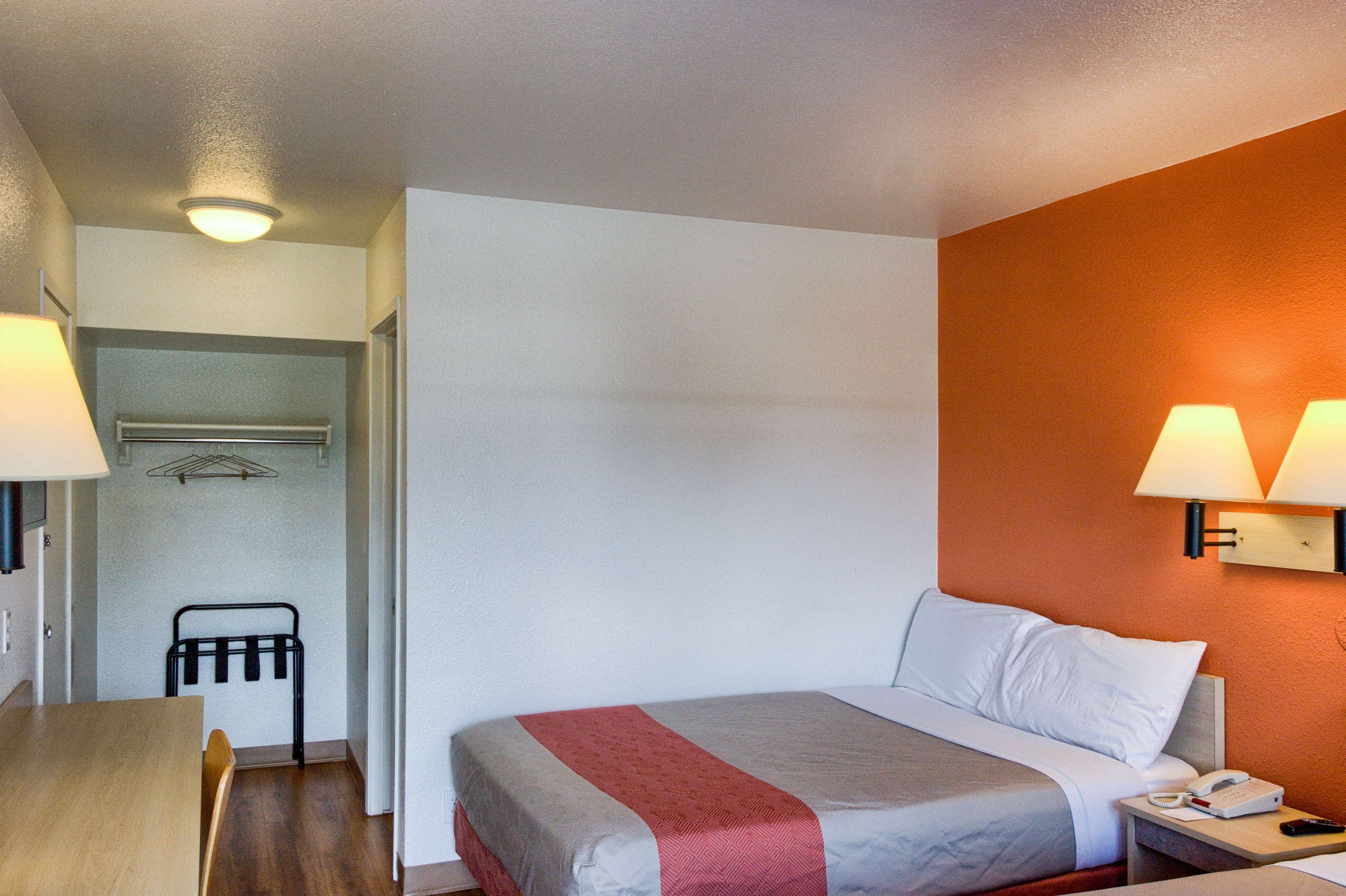 Motel 6 Everett North
