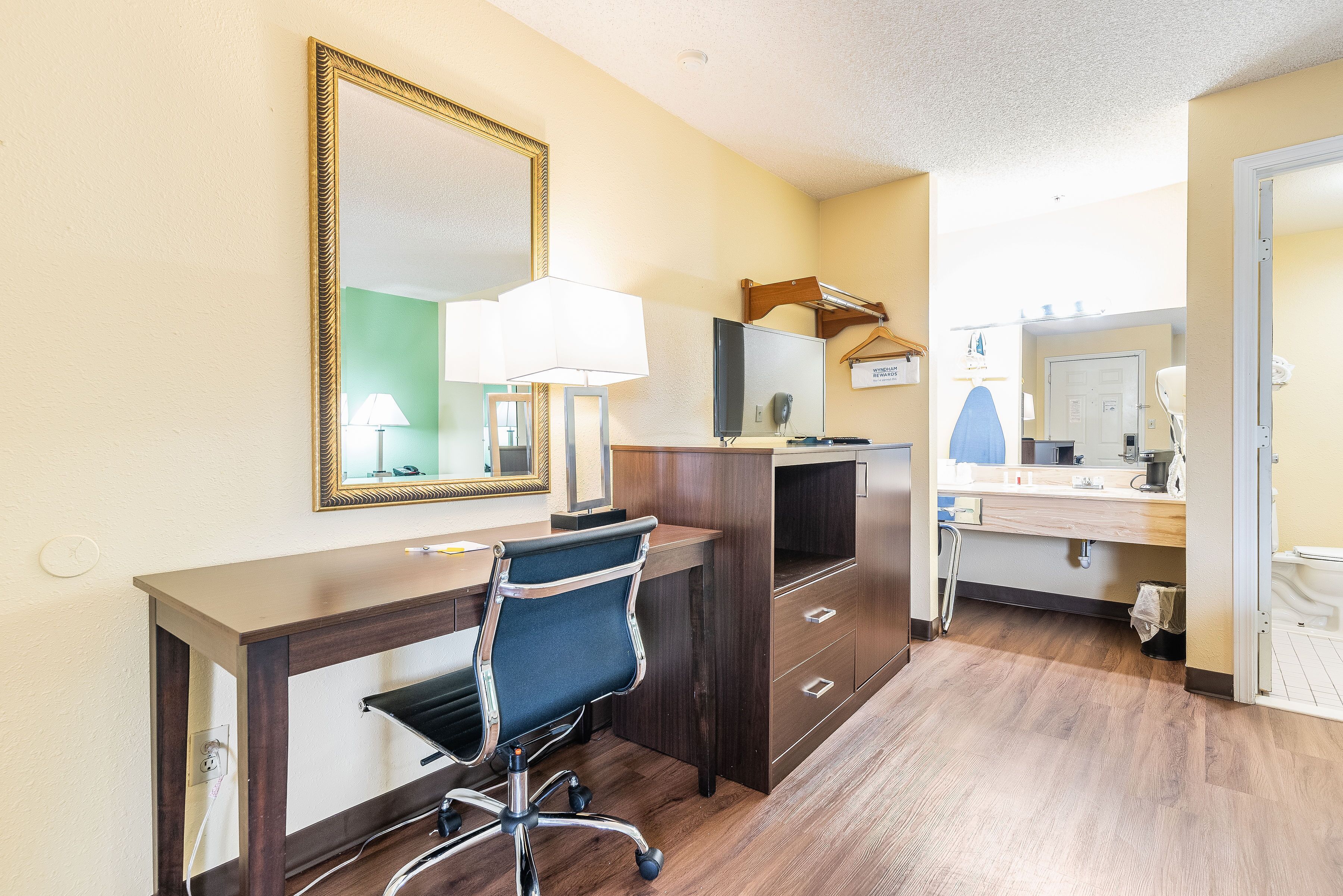 Days Inn by Wyndham Federal Way