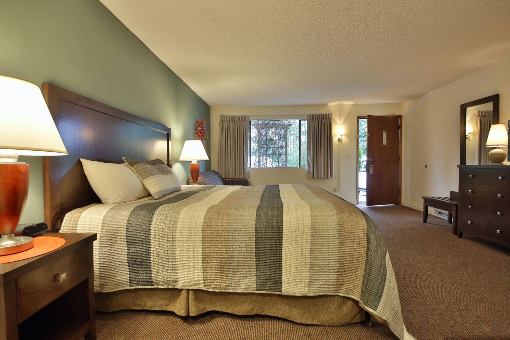 Harbor Inn