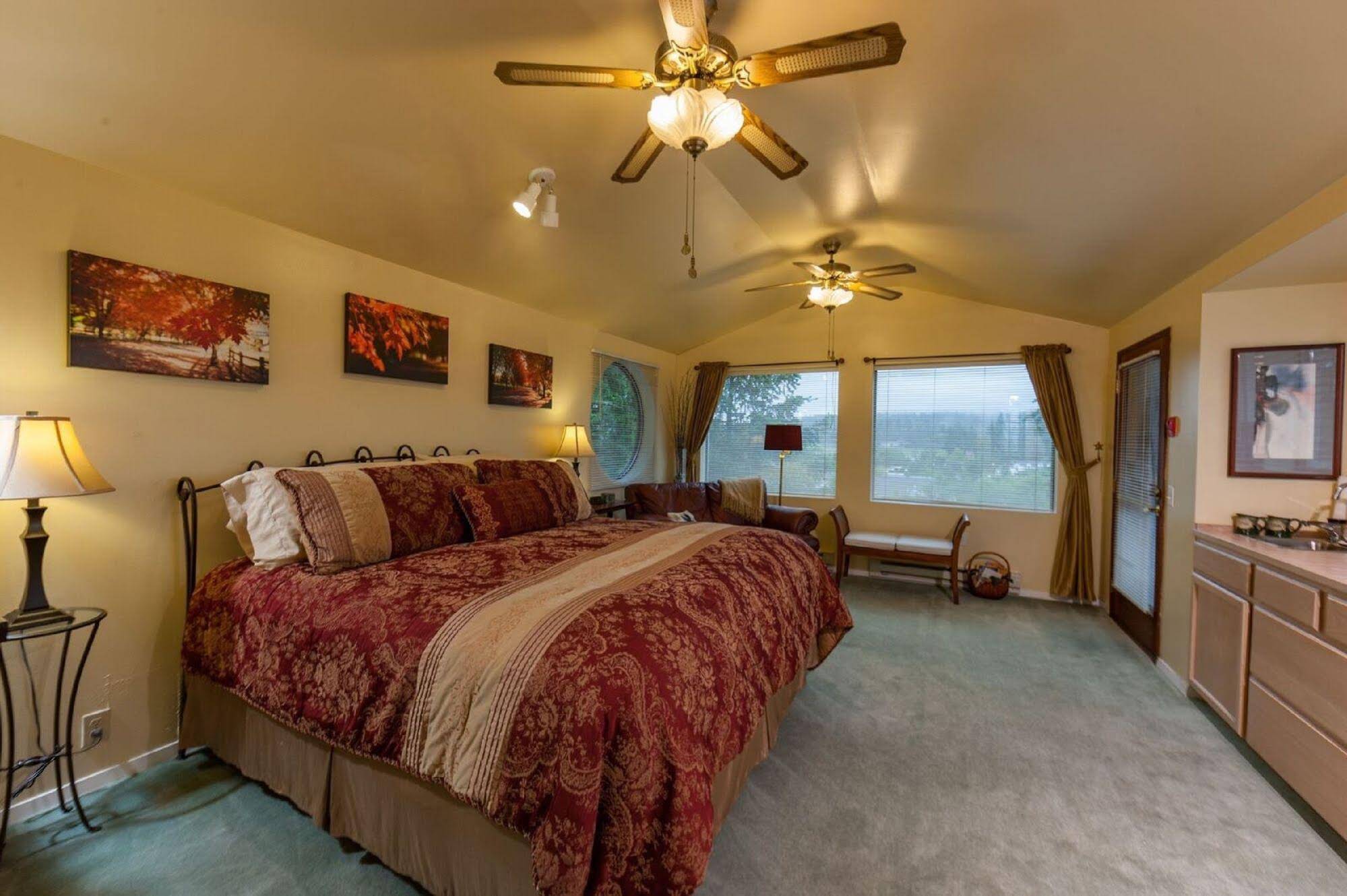 Hillside House Bed & Breakfast