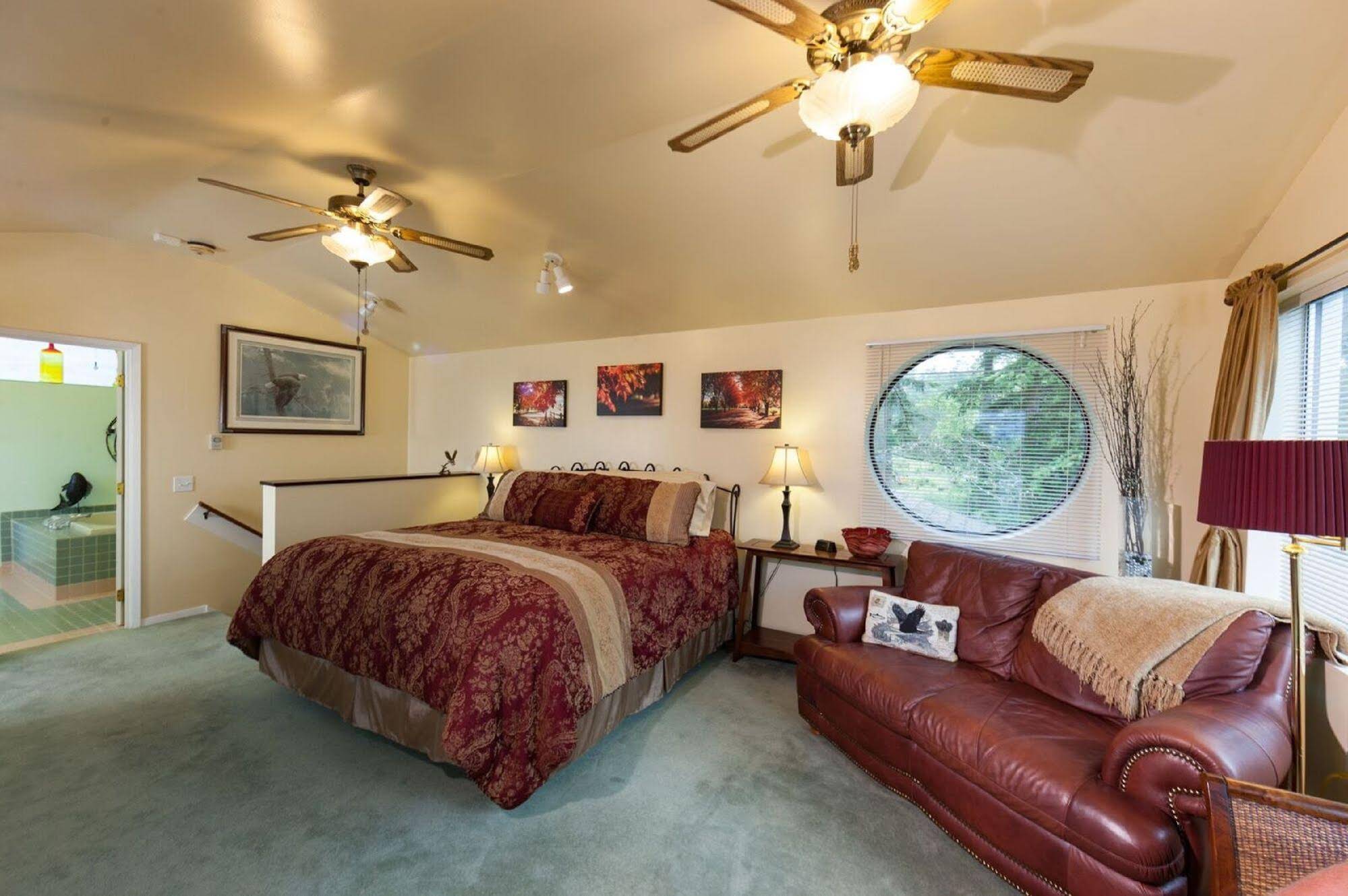 Hillside House Bed & Breakfast