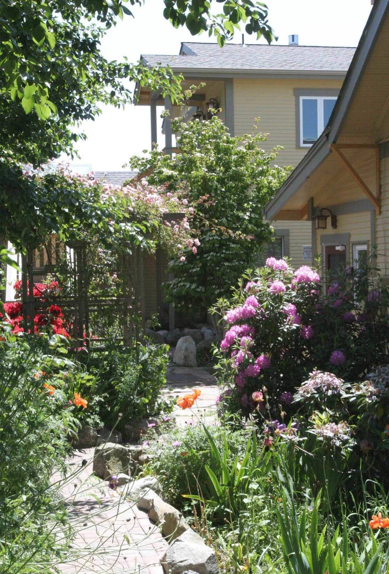 Tucker House Inn & Harrison House Suites