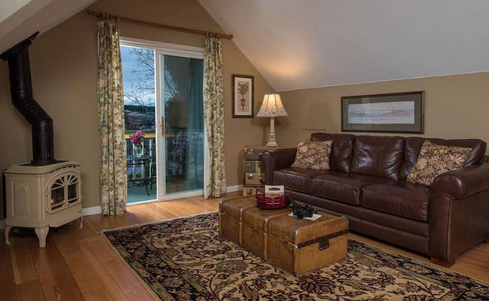 Tucker House Inn & Harrison House Suites
