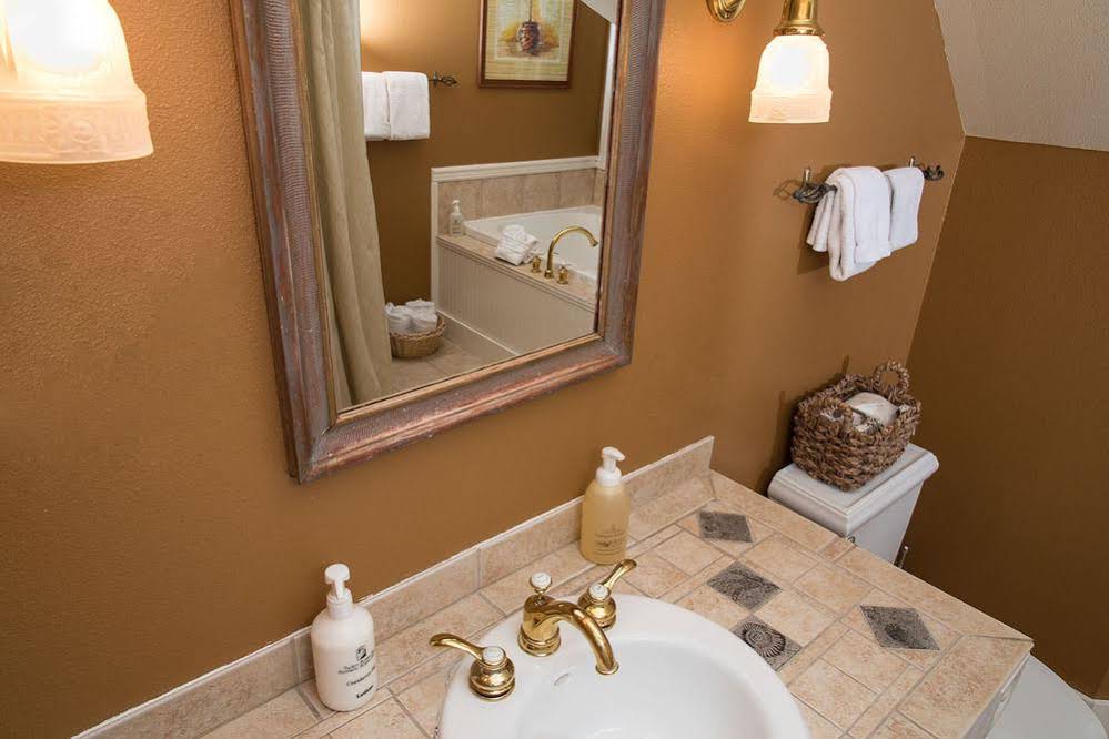 Tucker House Inn & Harrison House Suites