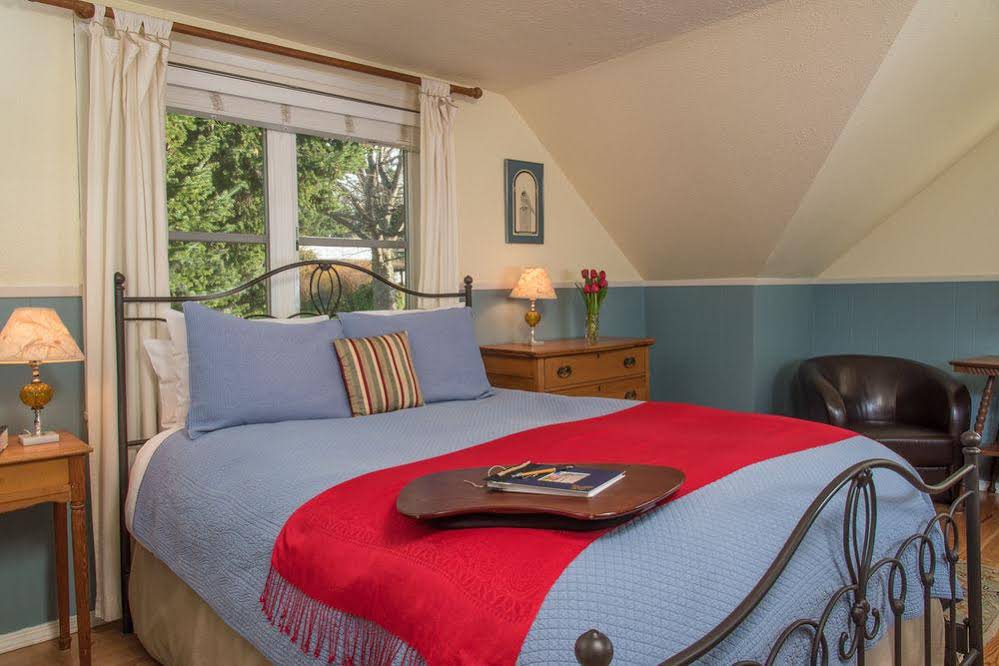 Tucker House Inn & Harrison House Suites