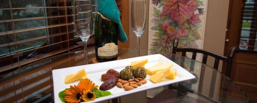 Tucker House Inn & Harrison House Suites