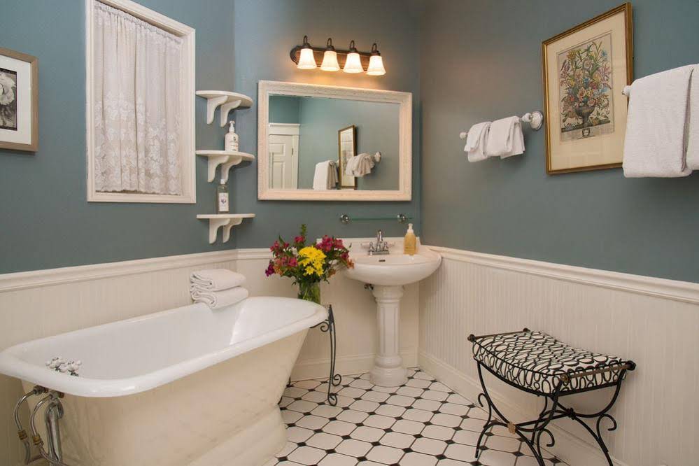Tucker House Inn & Harrison House Suites