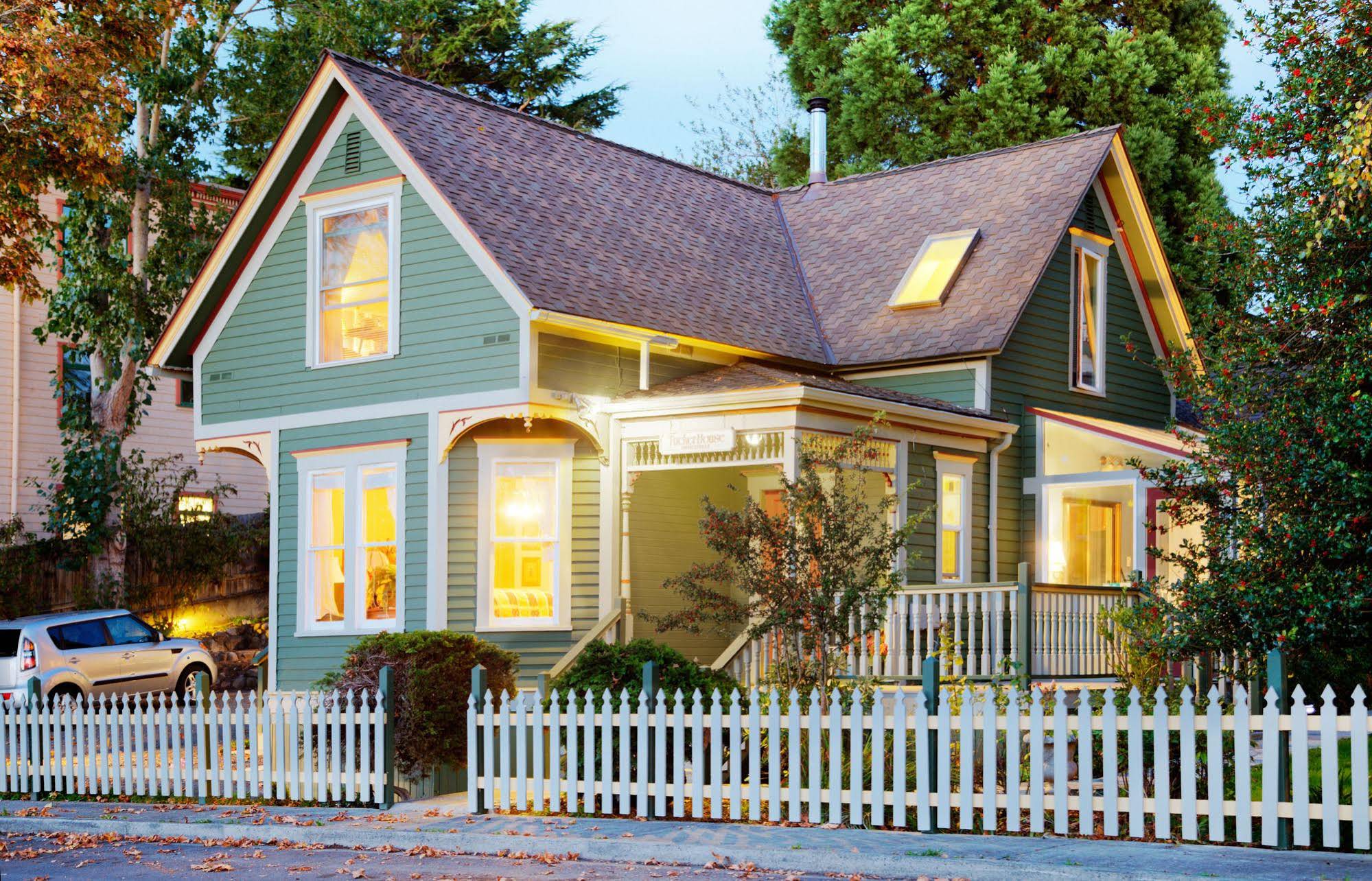 Tucker House Inn & Harrison House Suites