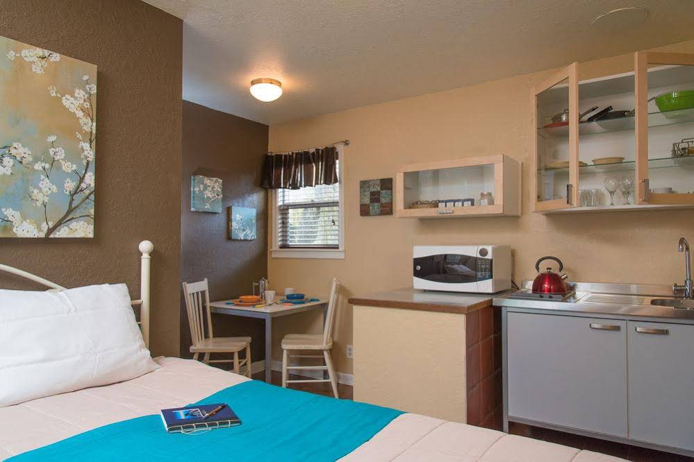 Tucker House Inn & Harrison House Suites