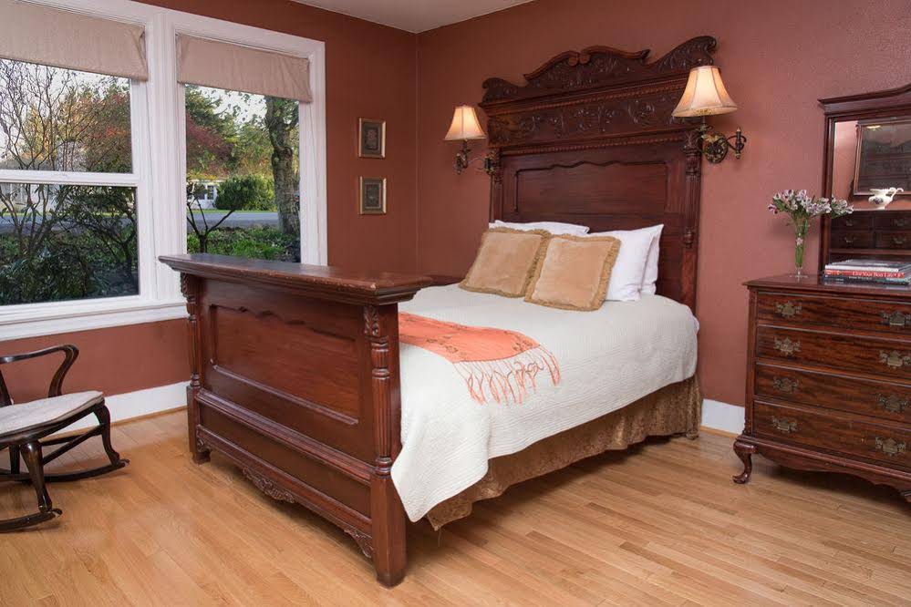 Tucker House Inn & Harrison House Suites