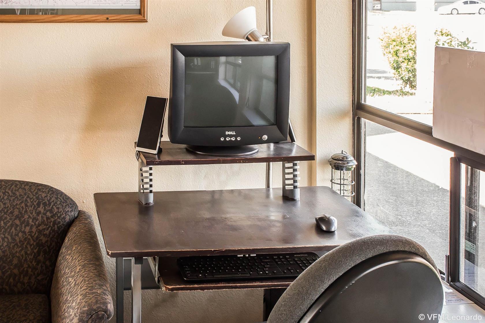 Econo Lodge Inn & Suites