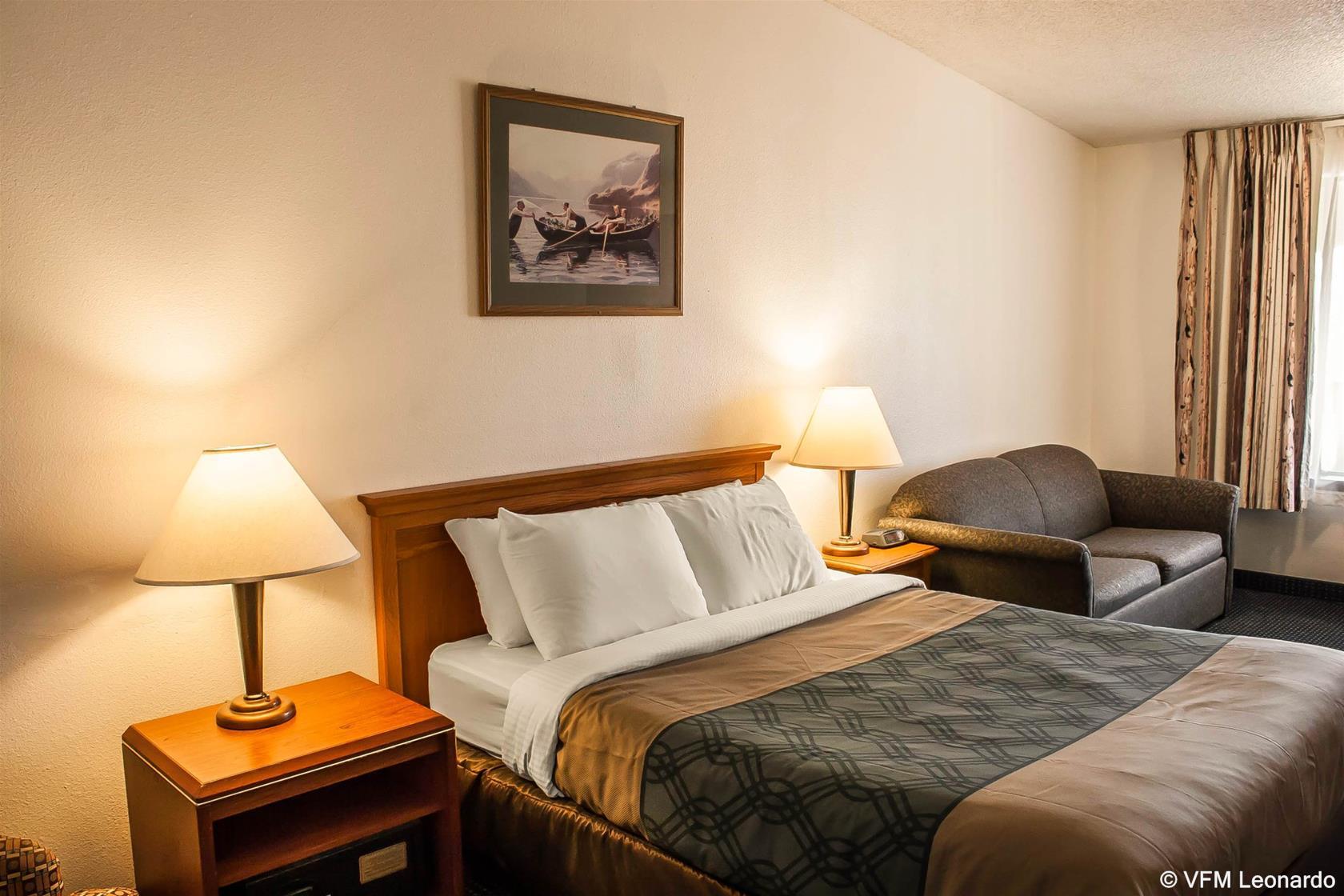 Econo Lodge Inn & Suites