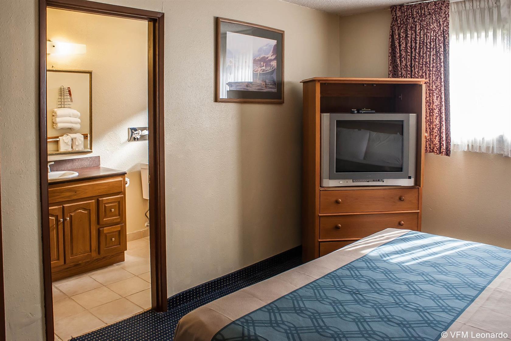 Econo Lodge Inn & Suites