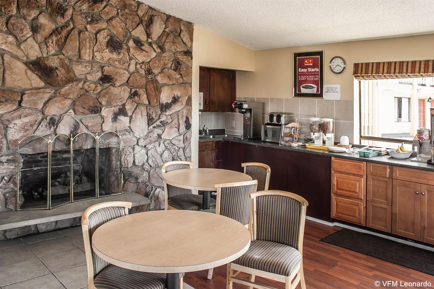 Econo Lodge Inn & Suites