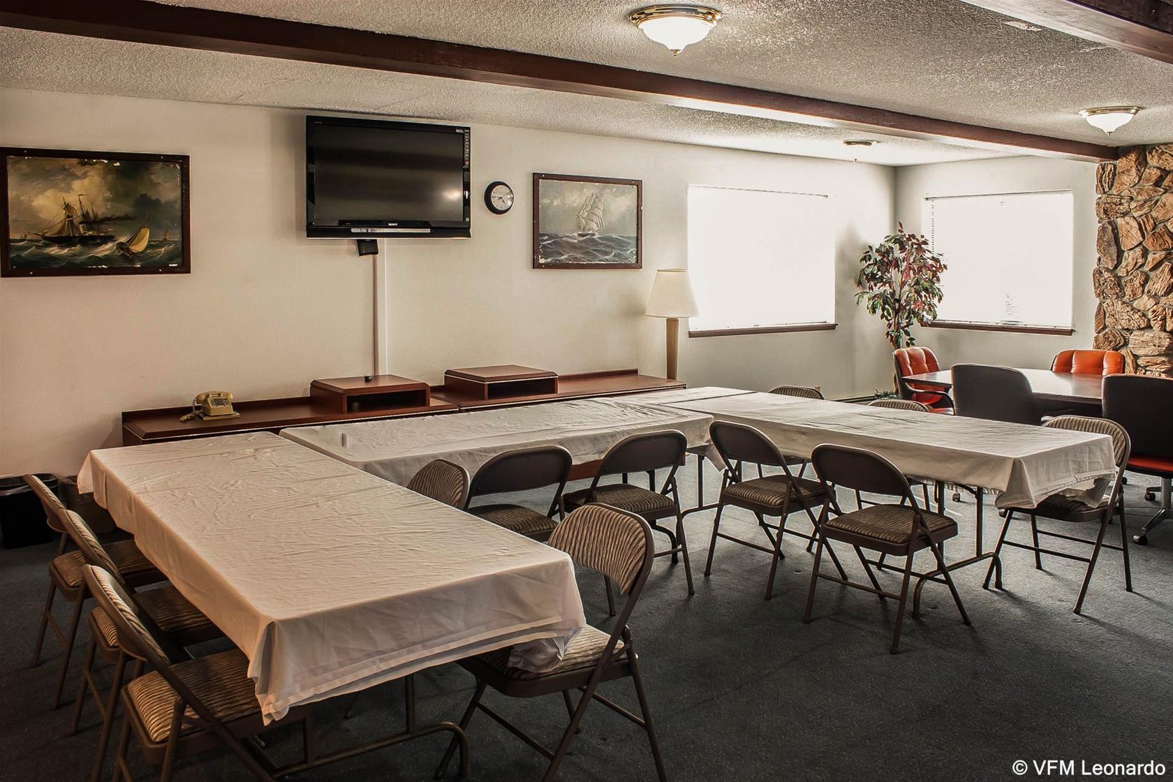 Econo Lodge Inn & Suites