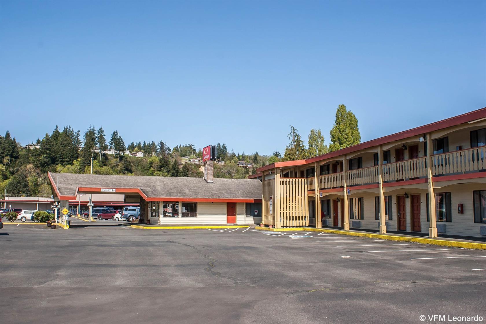 Econo Lodge Inn & Suites