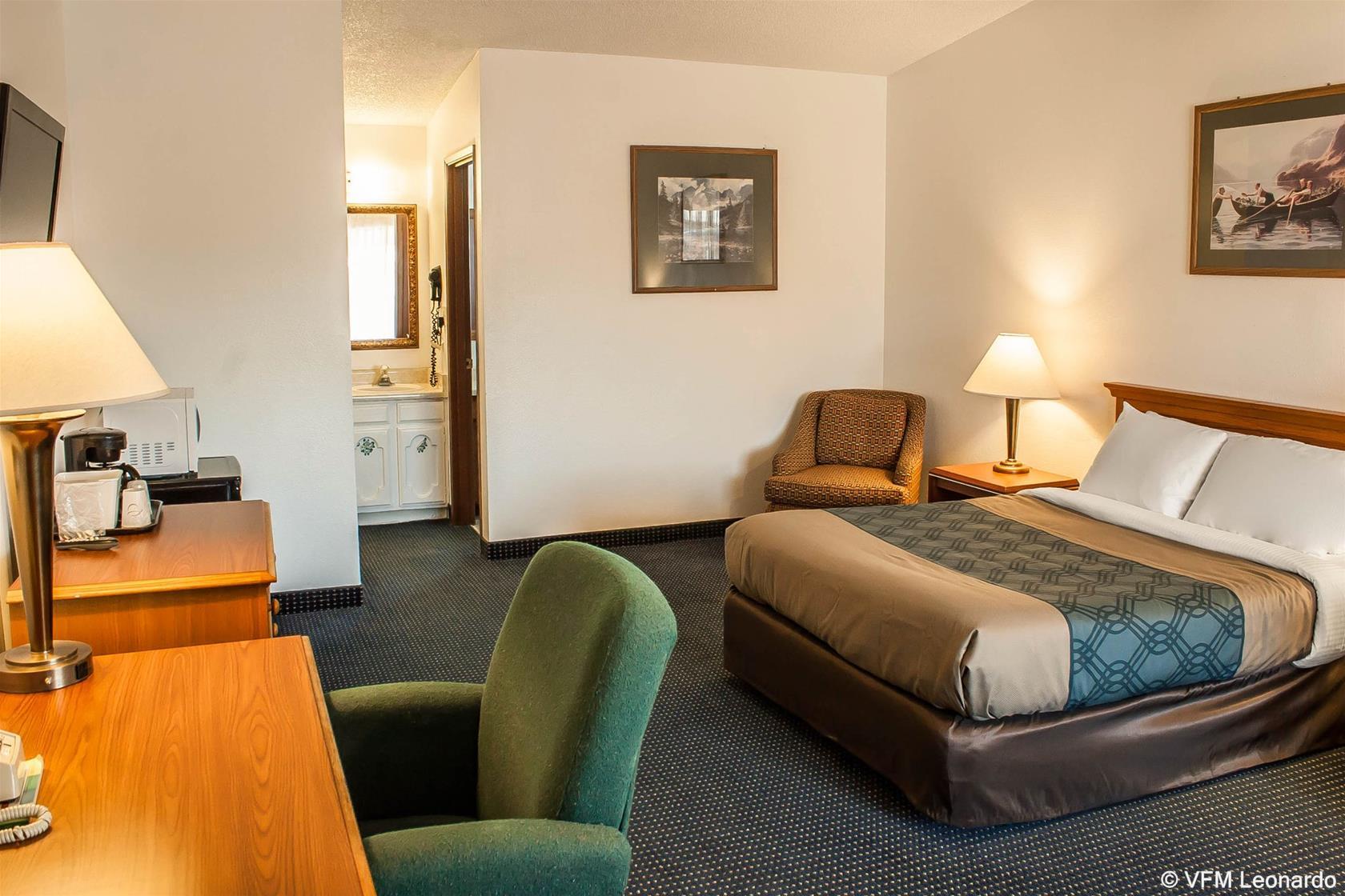 Econo Lodge Inn & Suites