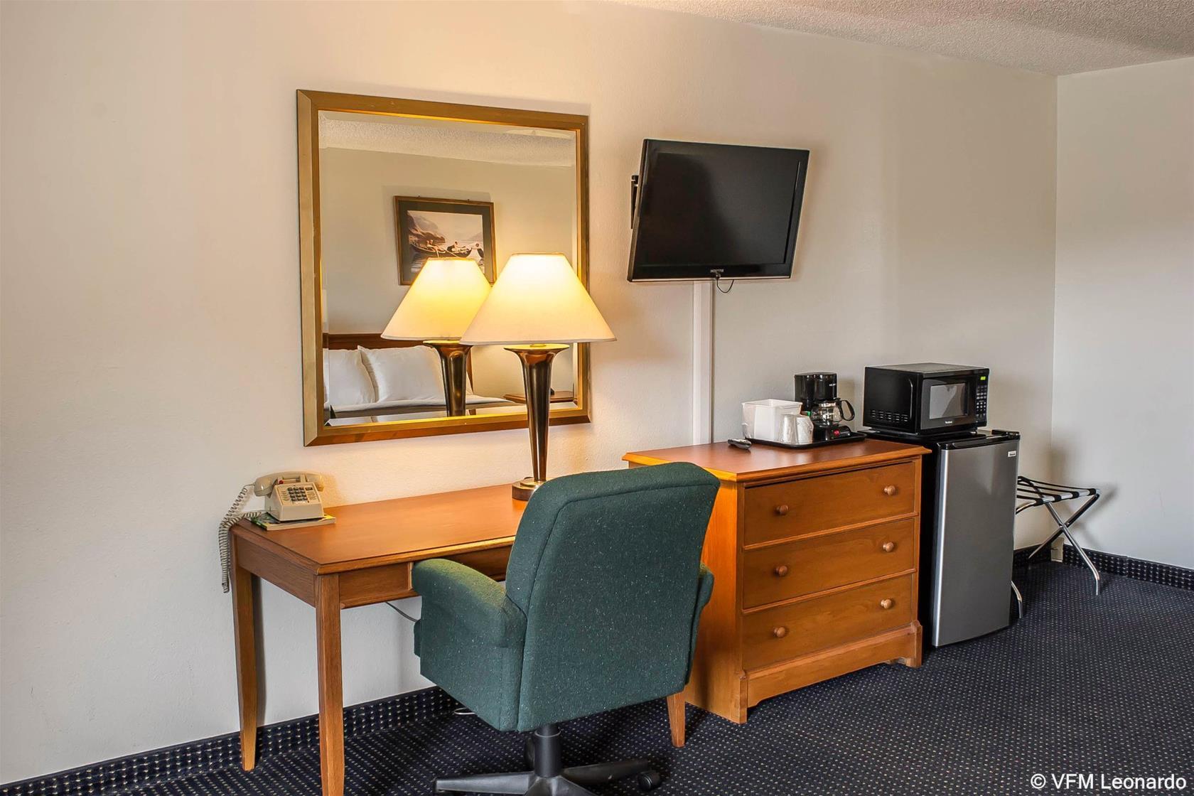 Econo Lodge Inn & Suites