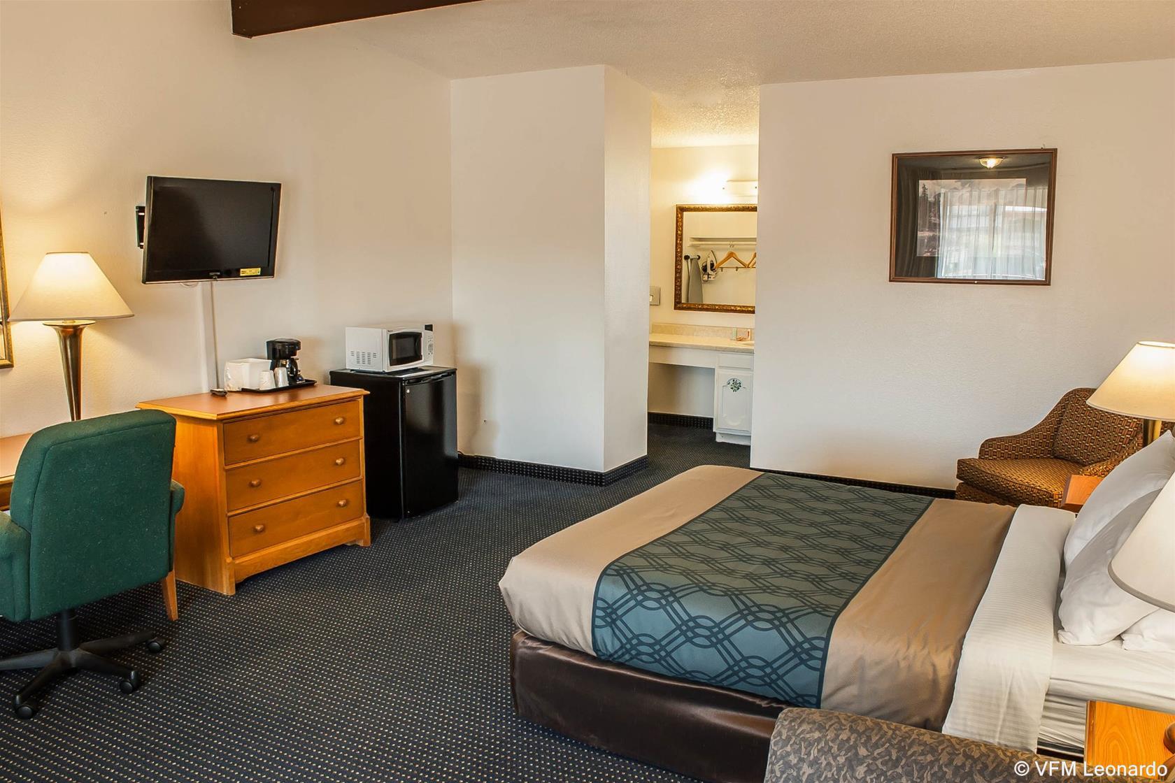 Econo Lodge Inn & Suites