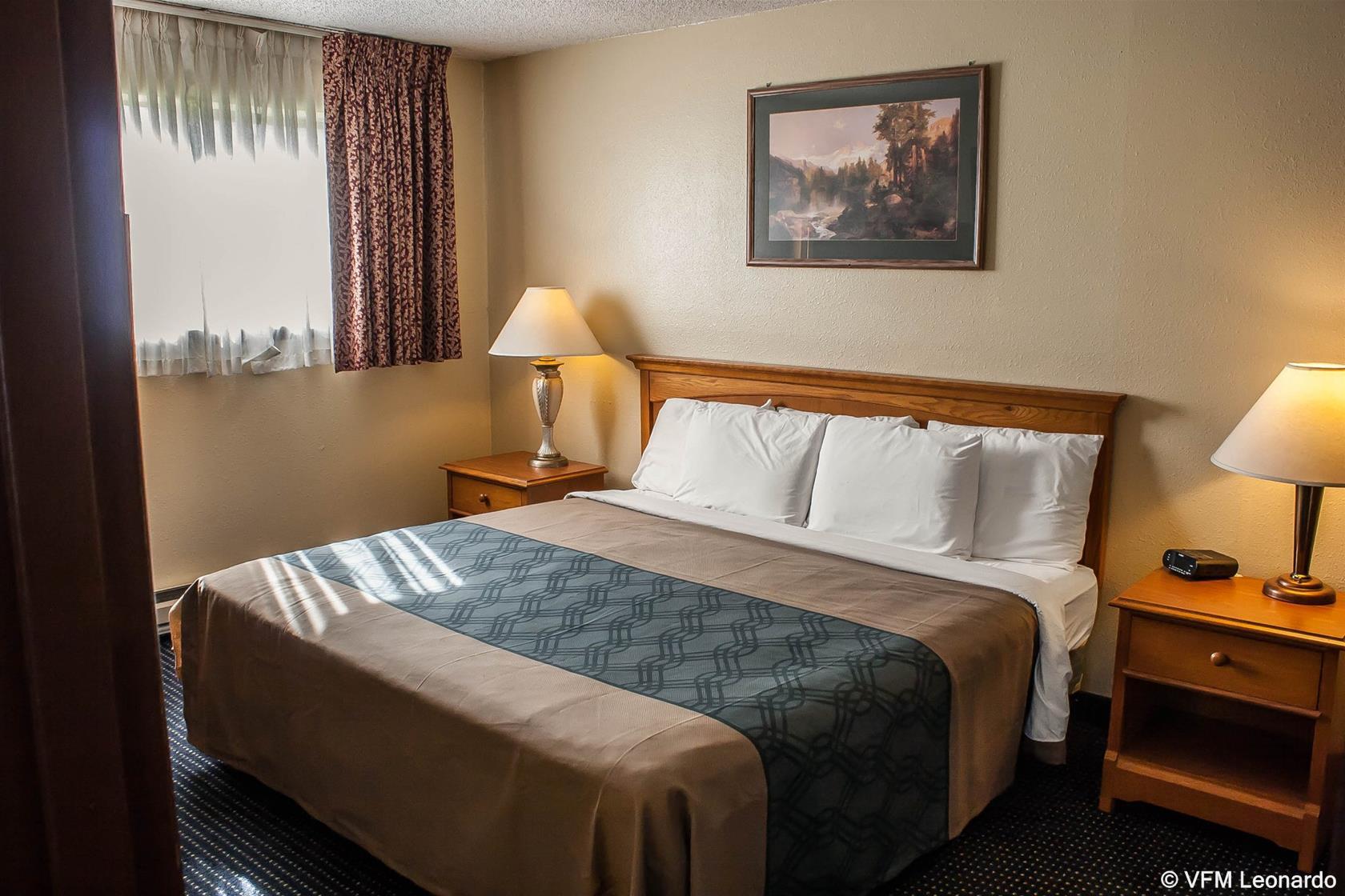 Econo Lodge Inn & Suites