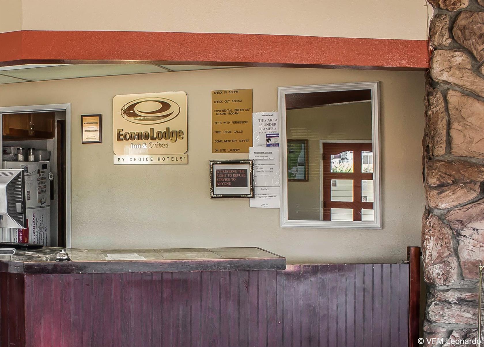 Econo Lodge Inn & Suites