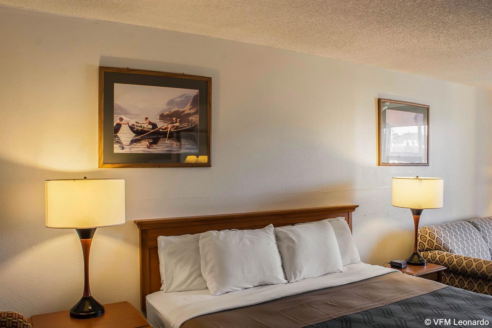 Econo Lodge Inn & Suites