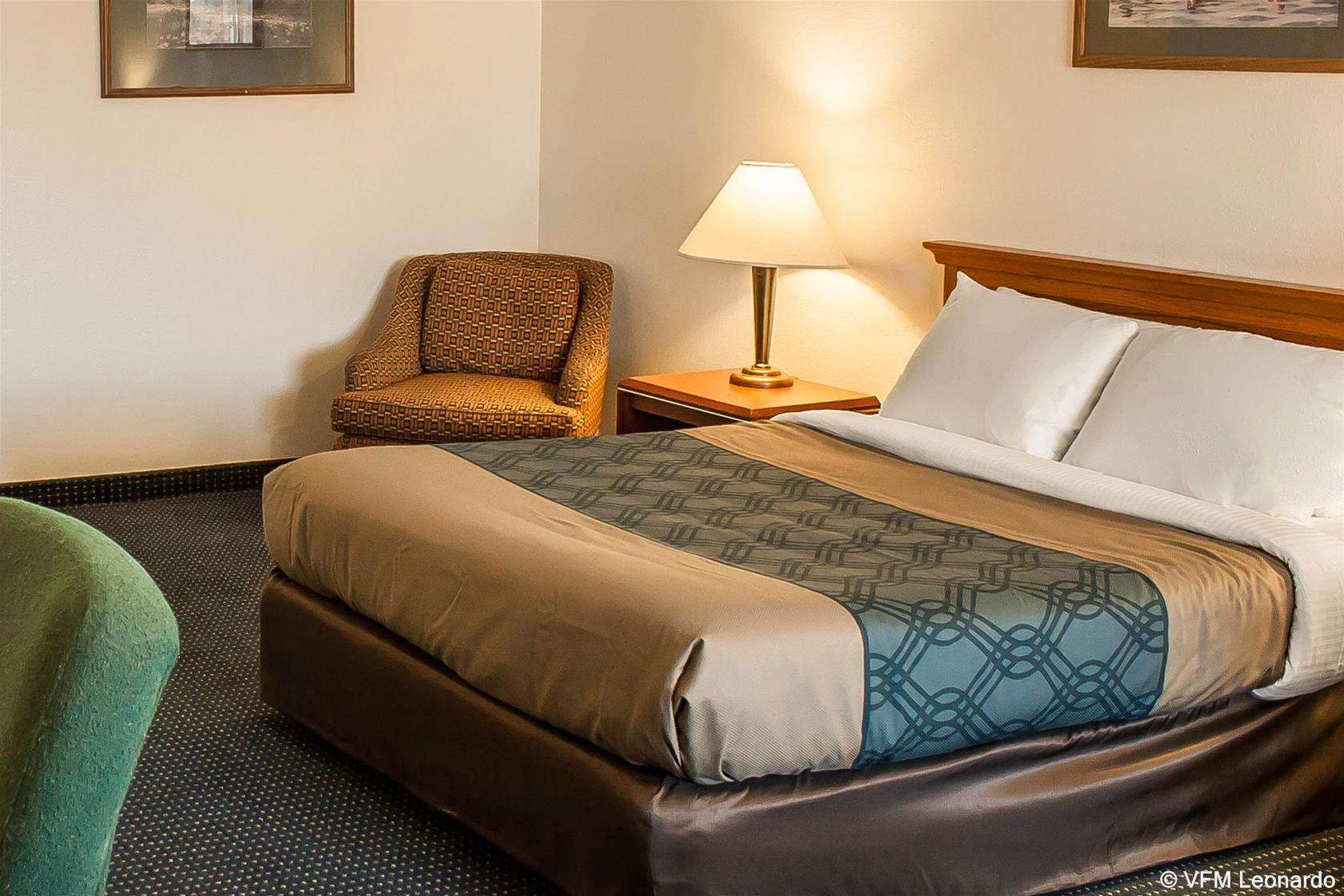 Econo Lodge Inn & Suites