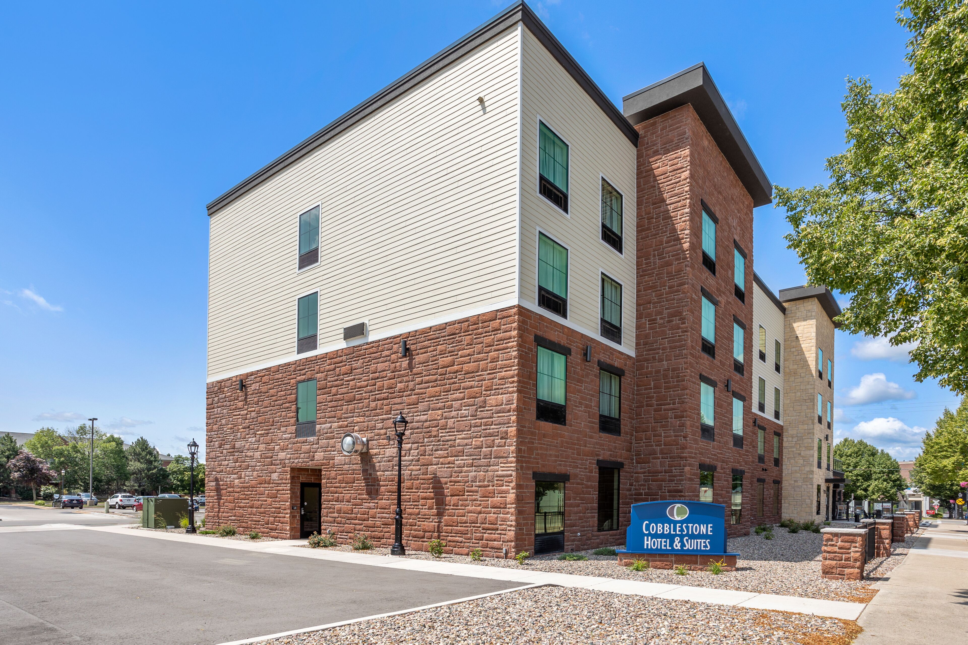 Cobblestone Hotel And Suites