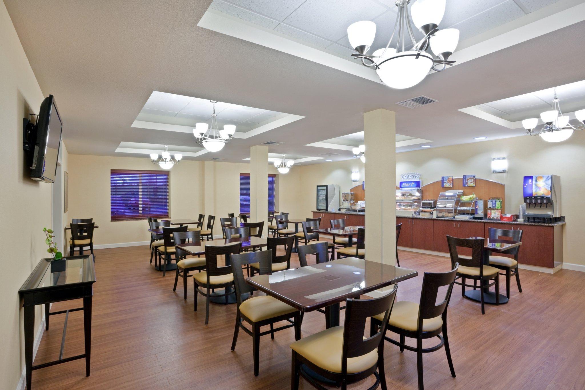 Holiday Inn Express & Suites Lynnwood