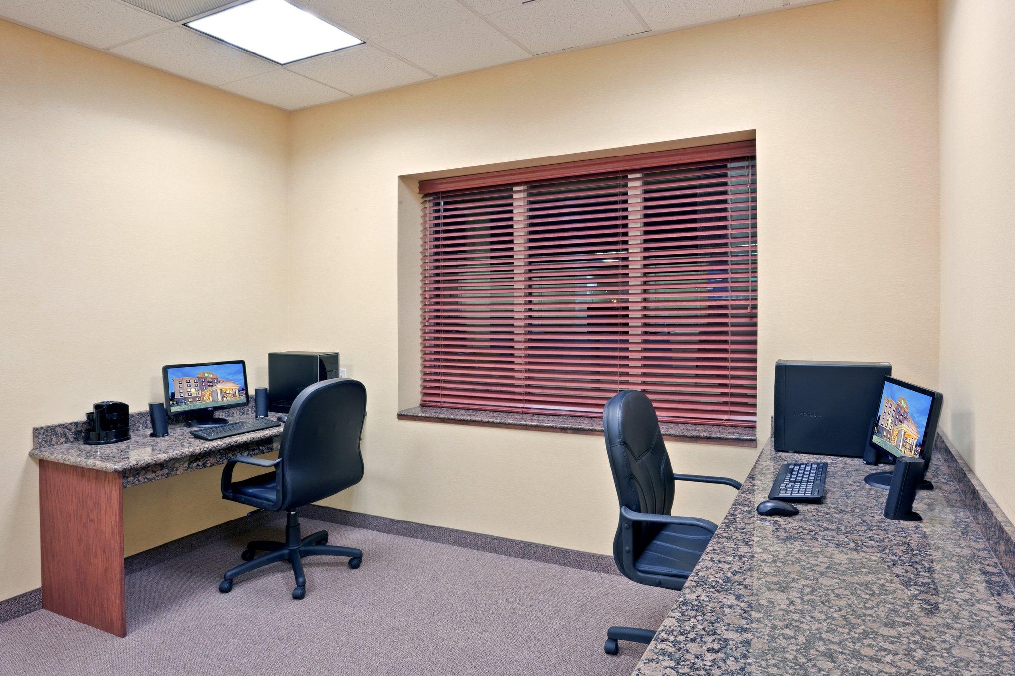 Holiday Inn Express & Suites Lynnwood