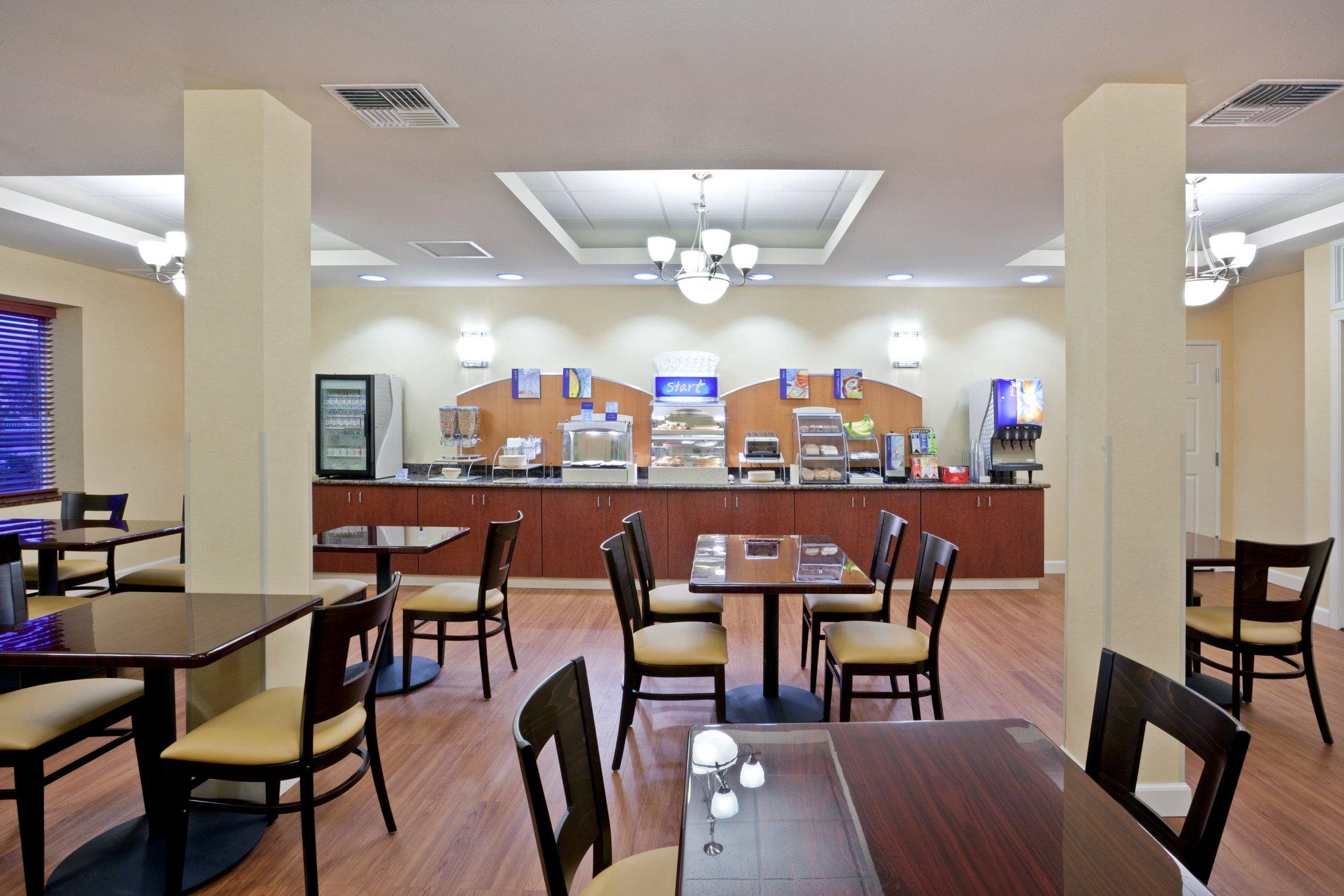 Holiday Inn Express & Suites Lynnwood