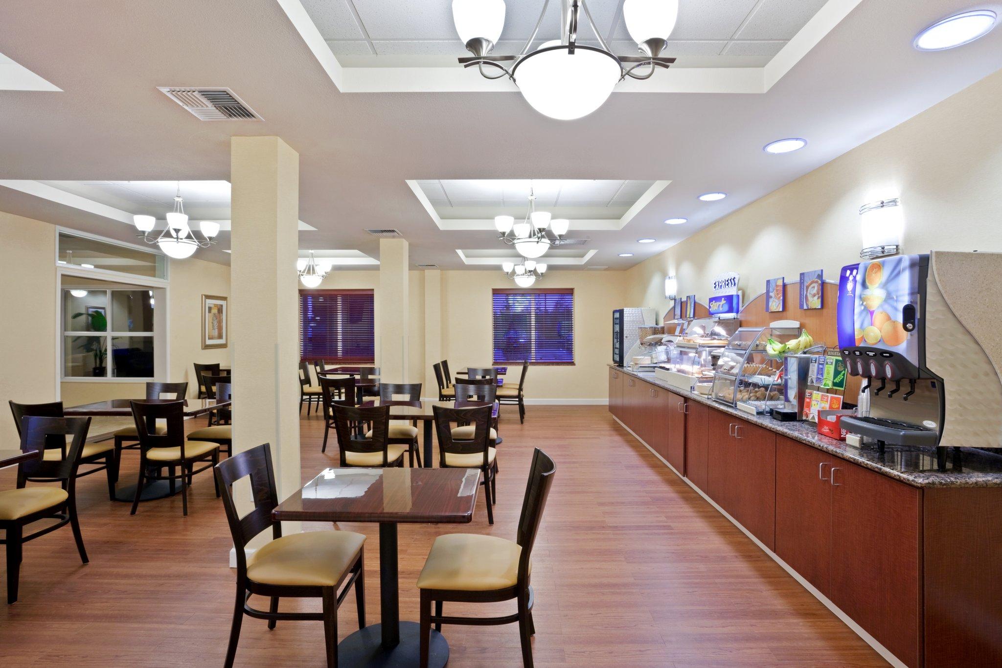 Holiday Inn Express & Suites Lynnwood