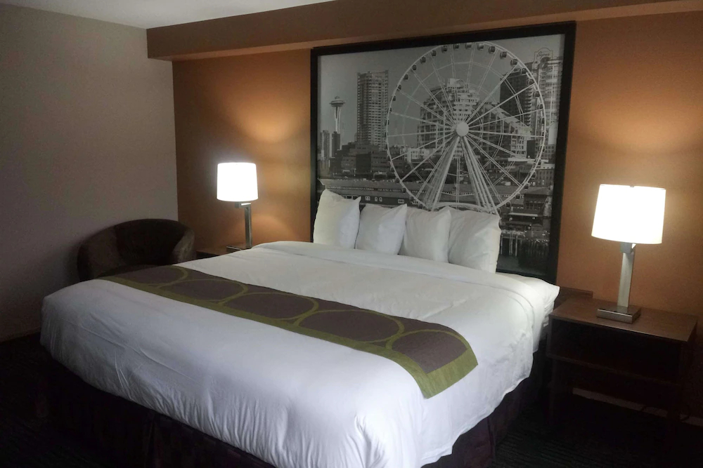 Super 8 by Wyndham Lynnwood