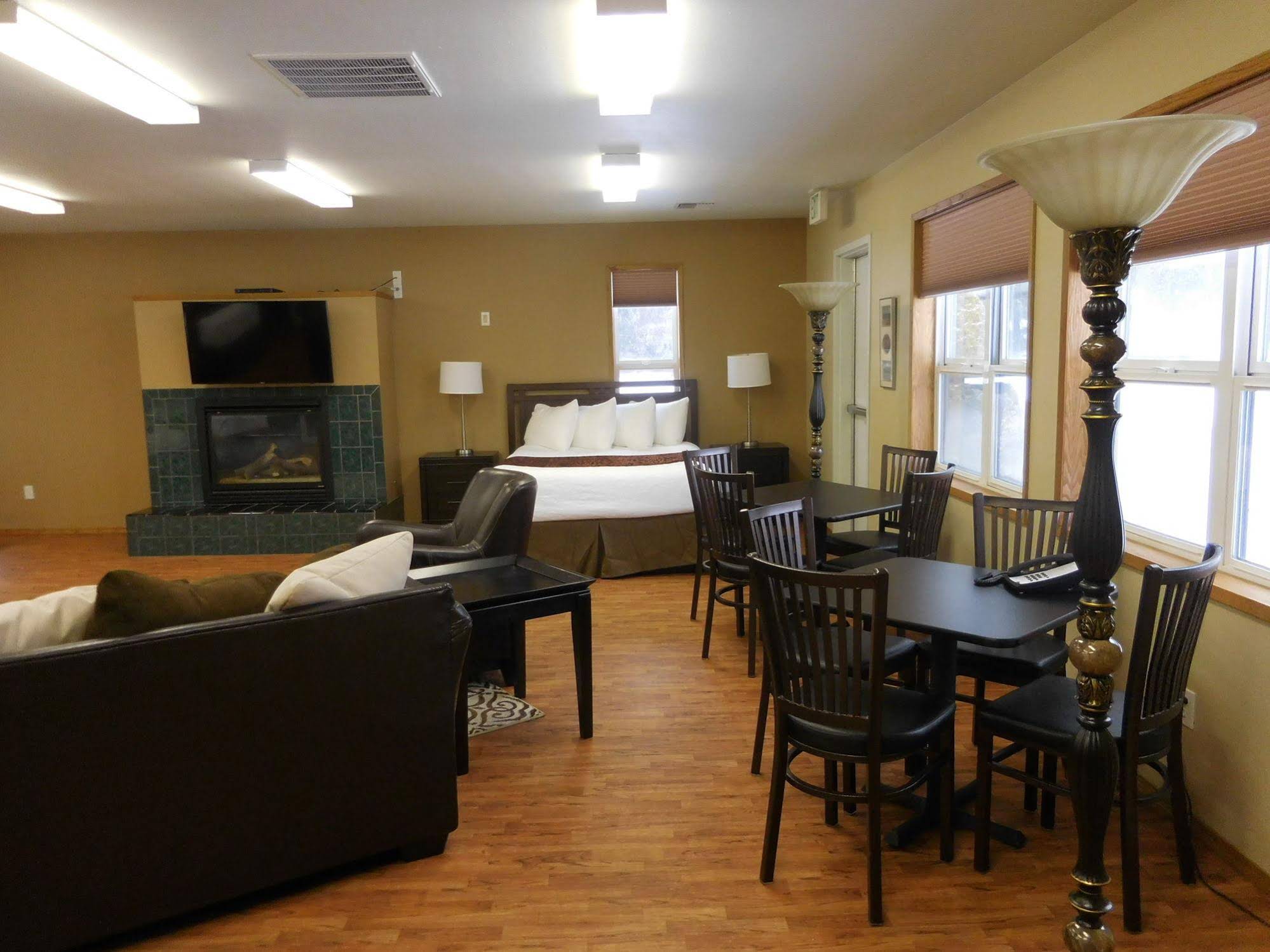 Cowlitz River Lodge