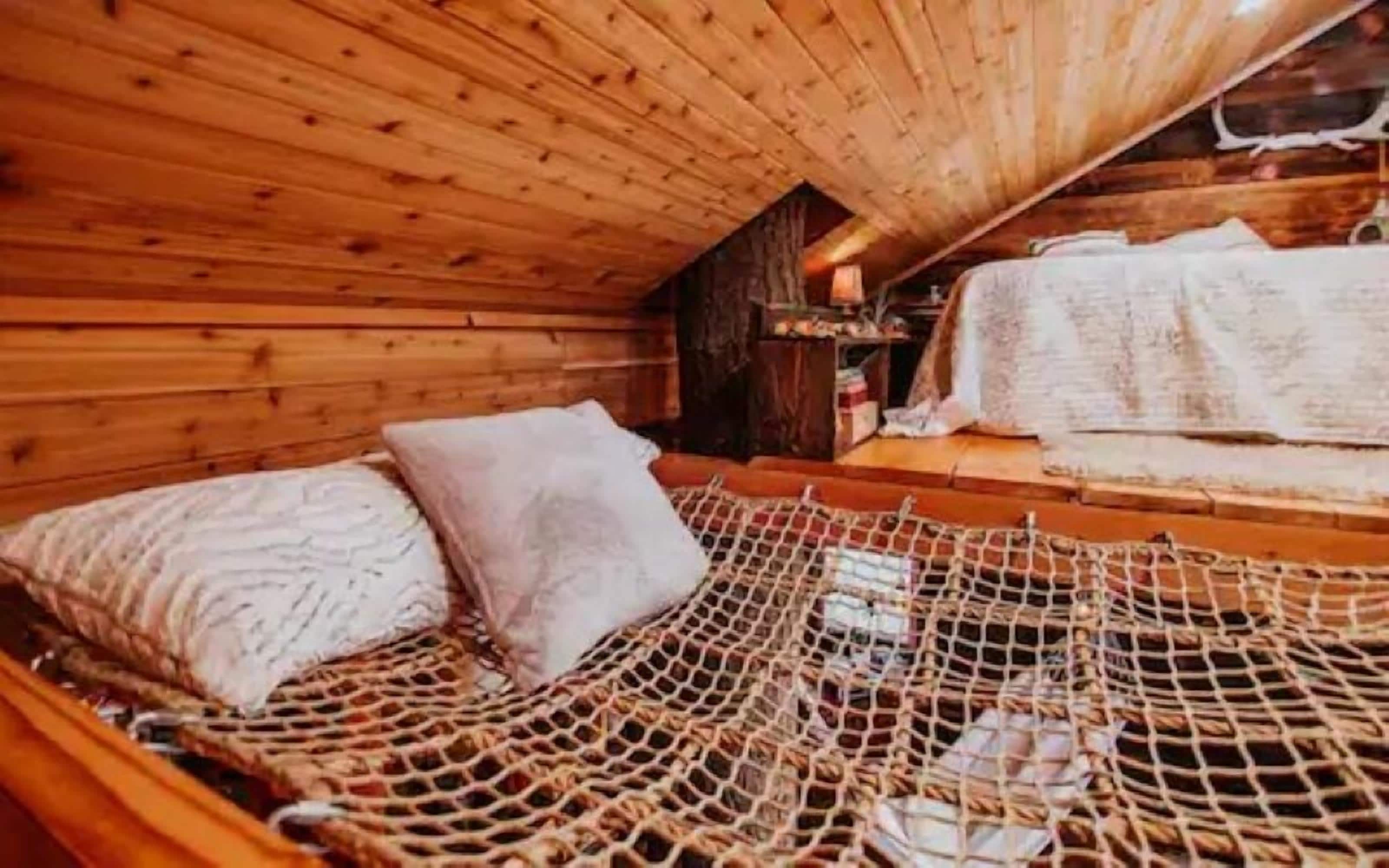 Treehouse Over the Water Eagles Nest