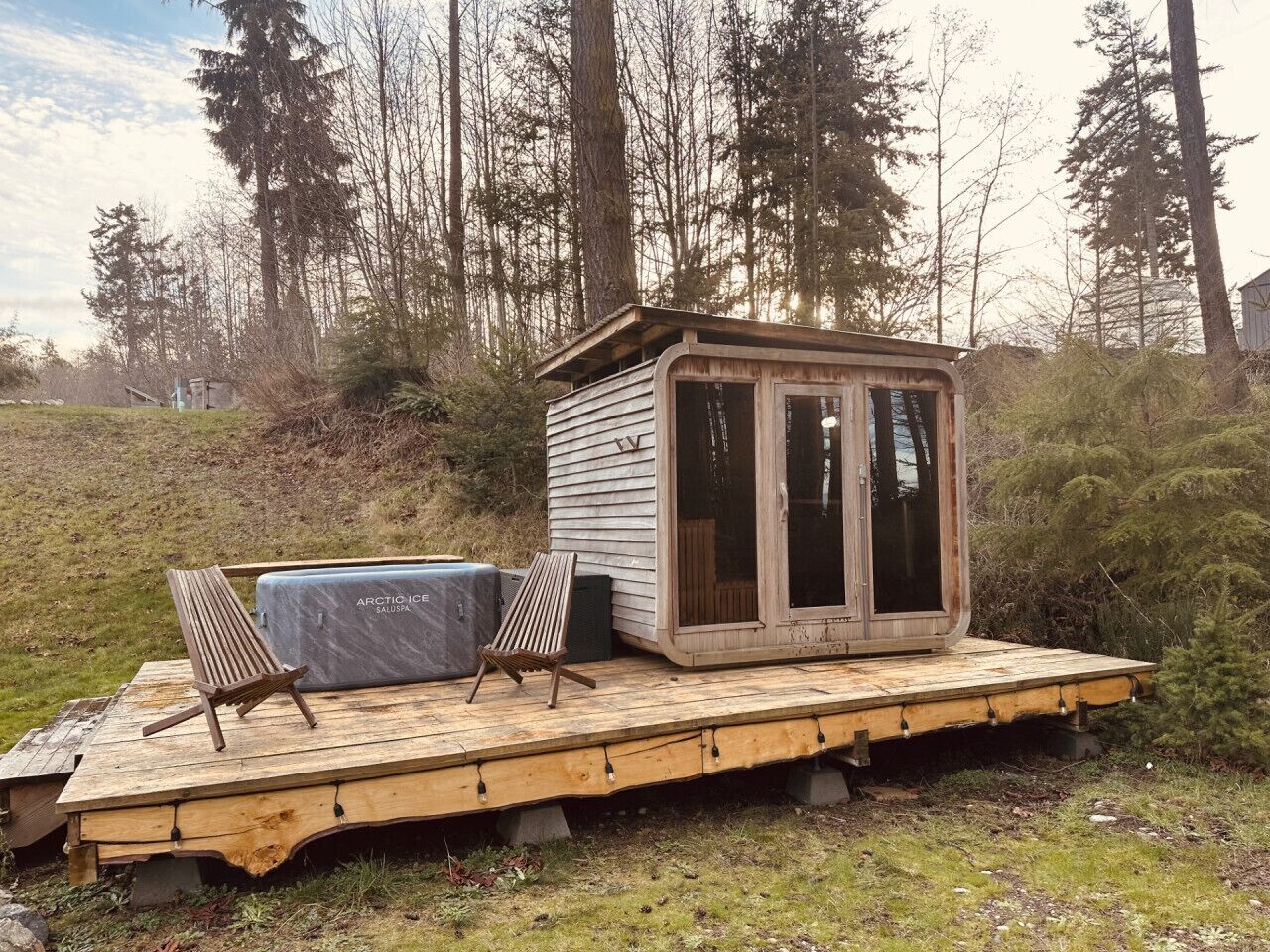 Treehouse Over the Water Eagles Nest