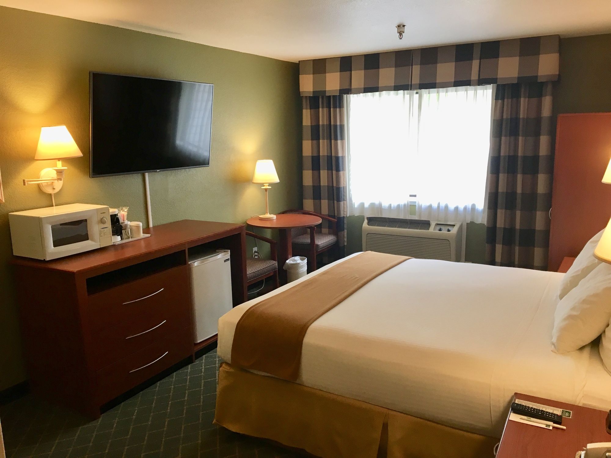 GuestHouse Inn & Suites Poulsbo