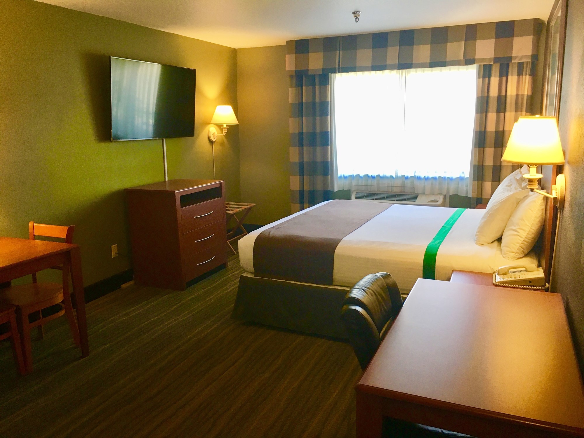 GuestHouse Inn & Suites Poulsbo