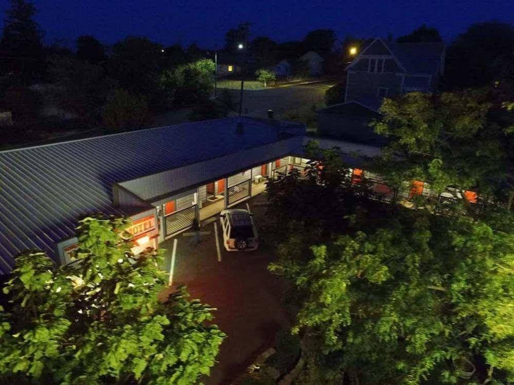 Top Hat Motel
