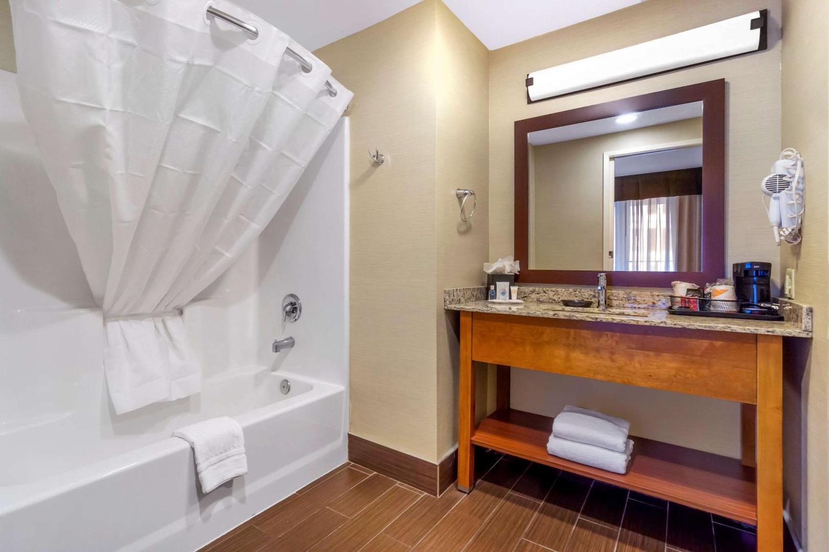 Comfort Inn & Suites Sea-Tac Airport